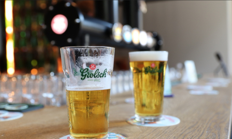 Grolsch biertjes op de bar in de horeca